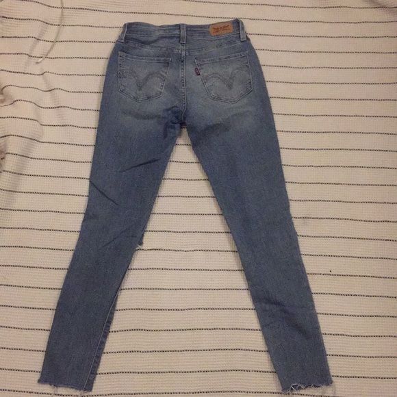 Levi’s “legging” style jeans rips in the knees - Picture 5 of 5